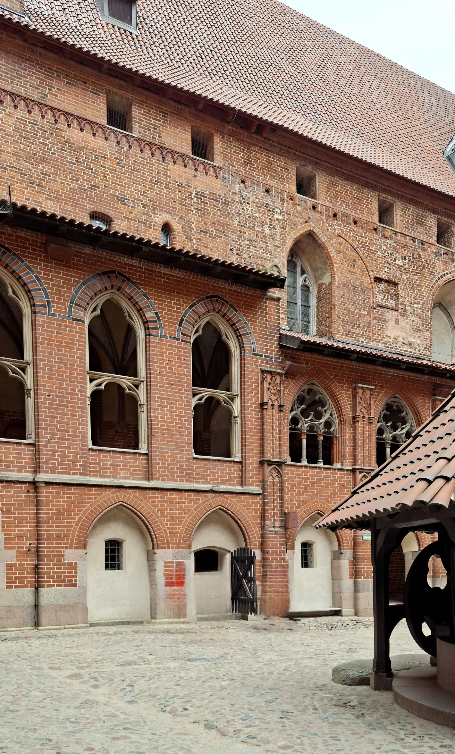Die Stadt Marienburg wurde durch die gleichnamige Marienburg (polnisch Zamek w Malborku) bekannt, die als das größte Werk der Backsteingotik gilt. Die Burganlage war von 1309 bis 1457 Sitz der Hochmeister des Deutschen Ordens und somit „Haupthaus“ und Machtzentrum des Deutschordensstaates. Diverse Ansichten von Malbork Castle