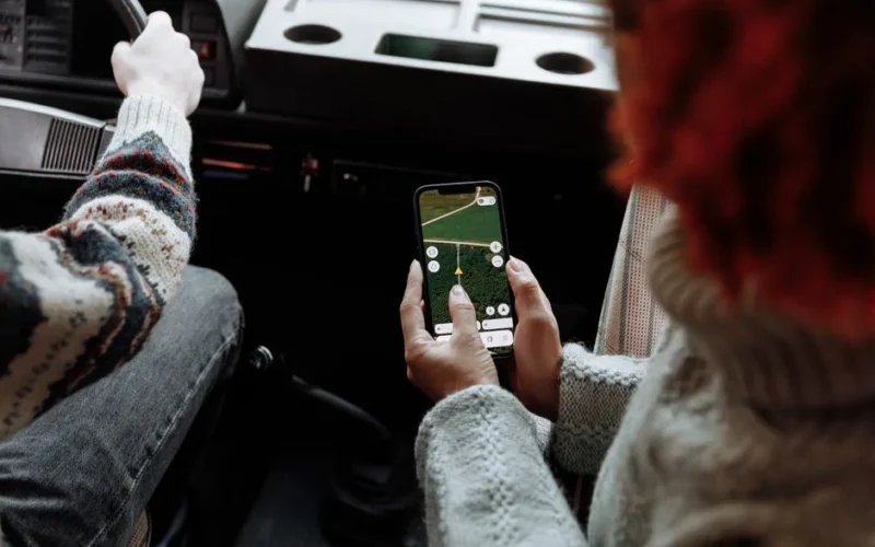 5 aplikacji mobilnych, które zastąpią przewodnika i pomogą Ci zaoszczędzić na wakacjach w 2026