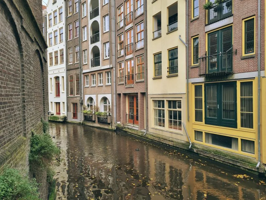 Amsterdam Noclegi: 7 Najlepszych Miejsc w Każdej Dzielnicy
