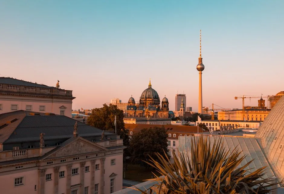 Berlin Loty: 7 Sekretów na Tanie Bilety i Idealny Weekend w Stolicy Niemiec