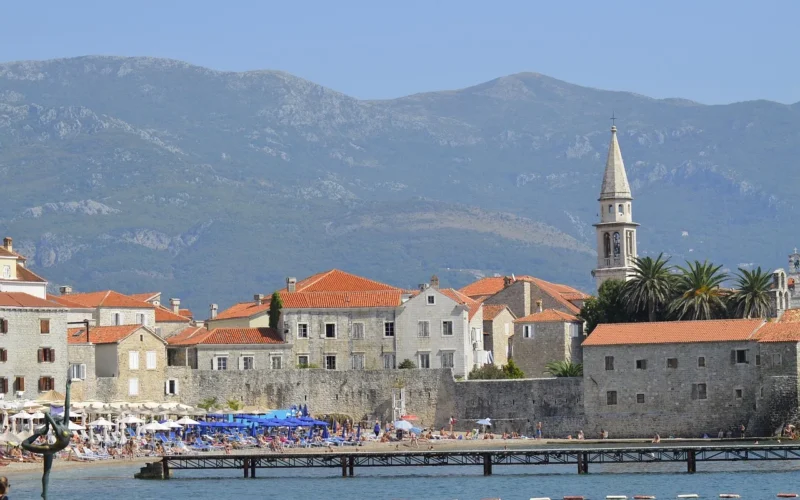 czarnogóra, budwa, morze, morze adriatyckie, w basenie morza śródziemnego, wakacje, turystyka, stare miasto, stara budva, czerwone dachy, panton, plaża, posąg, góry, natura, niebo, zatoka, słoneczny dzień, budva riviera, lato