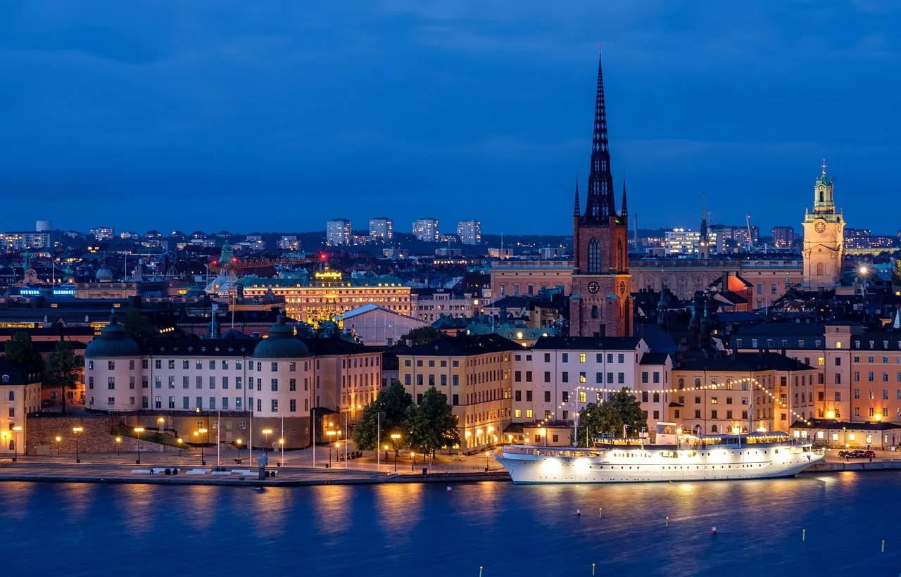 miasto, pejzaż miejski, nabrzeże, oświetlony, statek, architektura, sylwetka na tle nieba, historyczne centrum, kościół, wieża kościelna, woda, morze, natura, noc, wieczorem, zmierzch, światła, dublowanie, stockholm, szwecja, skandynawia