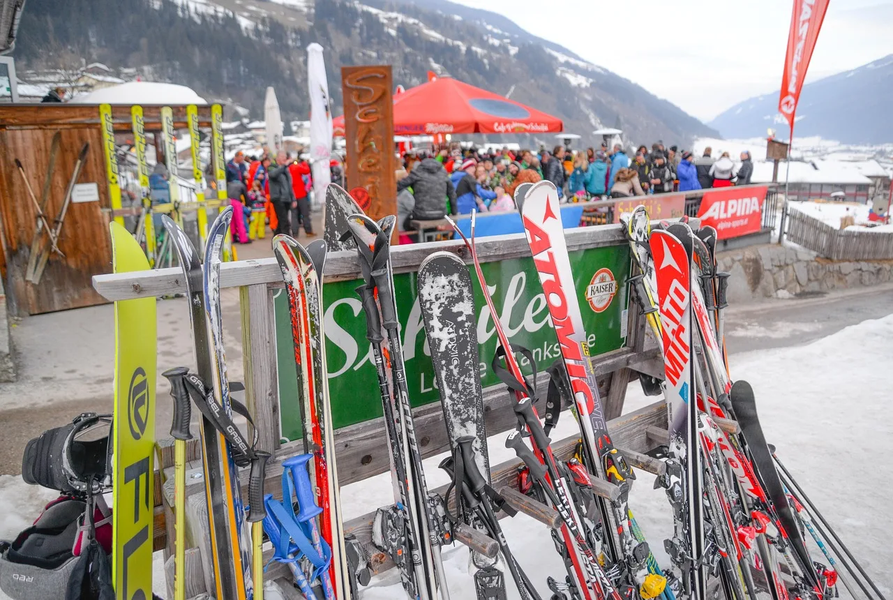 narty, après-ski, sporty zimowe, drink, bar, austria, alkohol, miasto, ludzie, turystyka, turystyczny, na dworze, narciarstwo, taras, zabawa, rekreacja