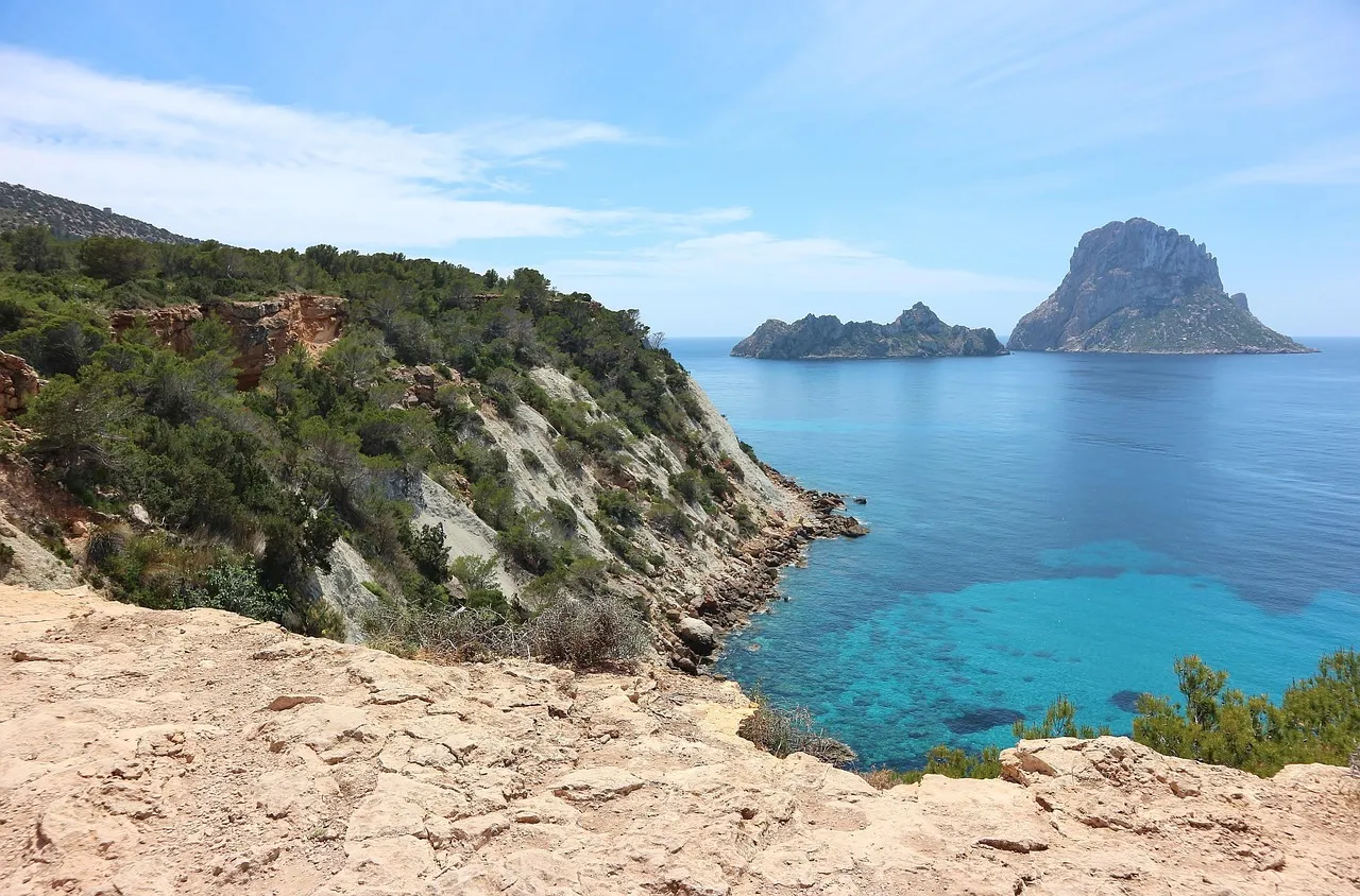 Ibiza co zobaczyć? 10 Niezapomnianych Atrakcji w 2026