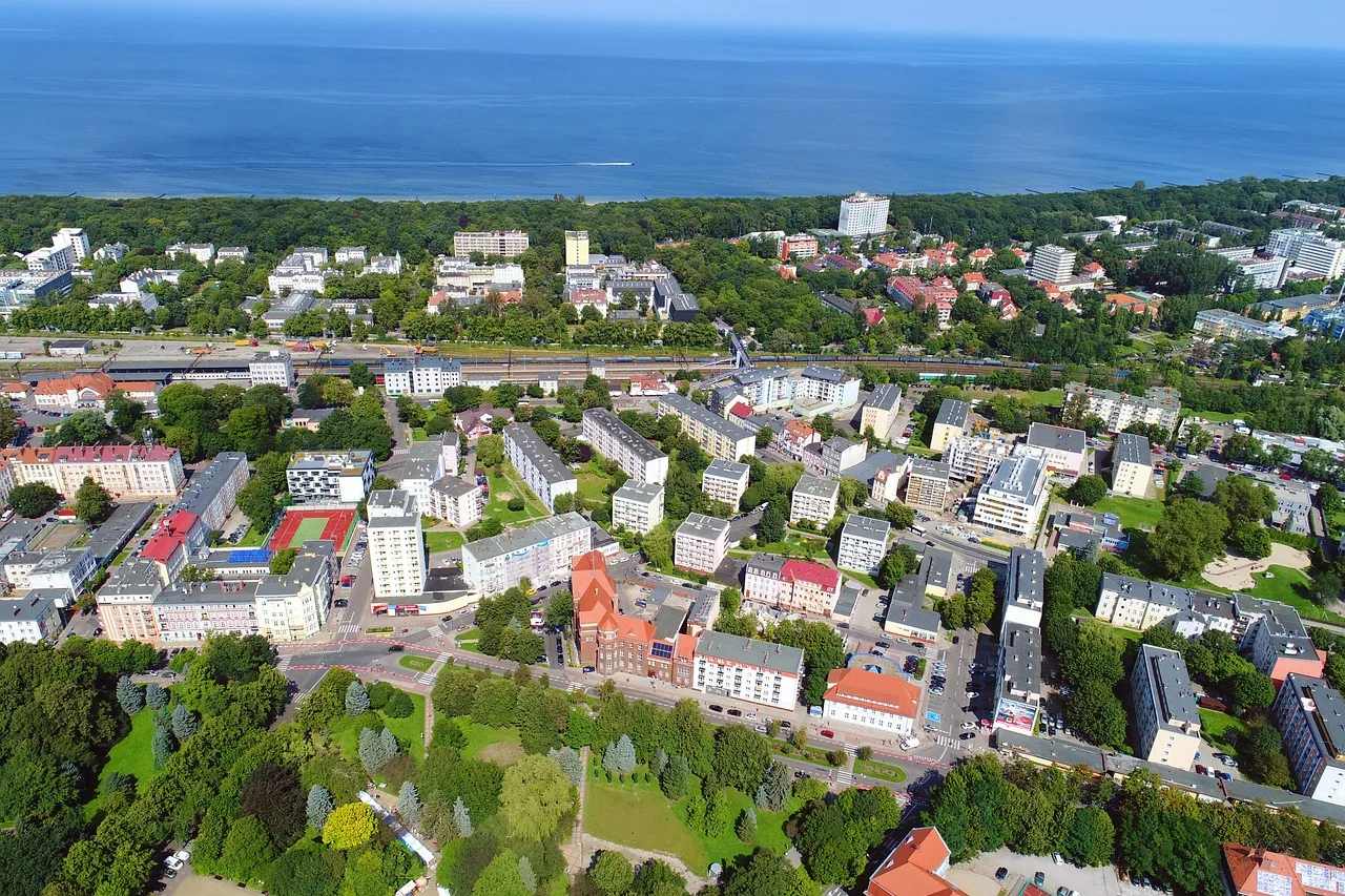 kołobrzeg, kołobrzeg centrum, kołobrzeg dron, polska, morze, lato, natura, bałtyk, wybrzeże