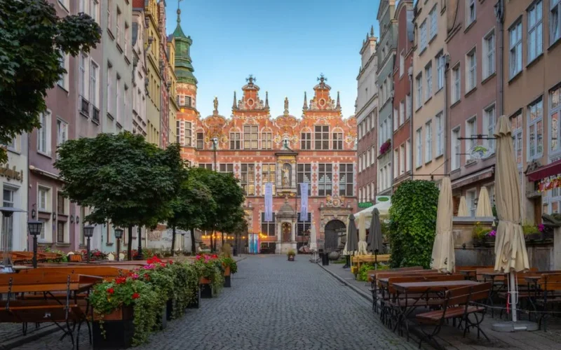Explore the picturesque architecture and charm of Gdańsk's historic streets, featuring colorful facades and vibrant atmosphere.