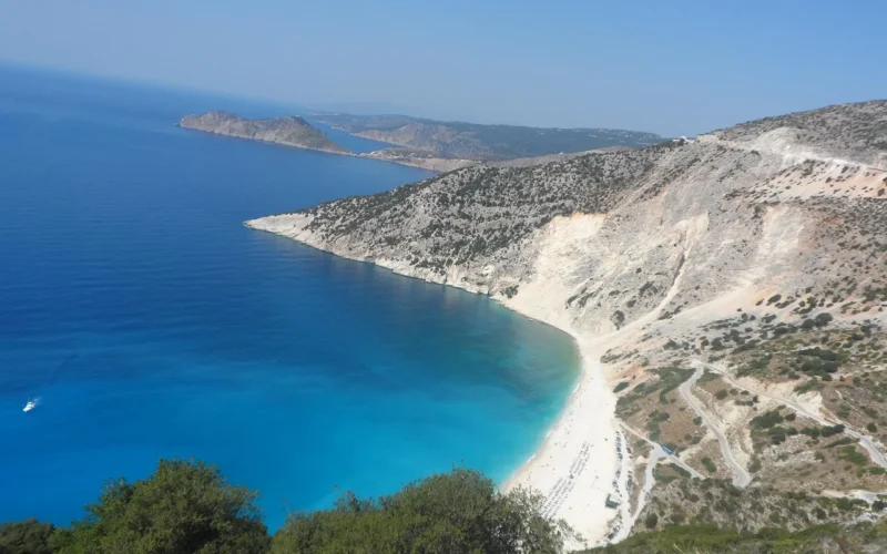 plaża myrthos, kefalonia, natura, grecja, wakacje, lato, niebieski, duża, góry, plaża