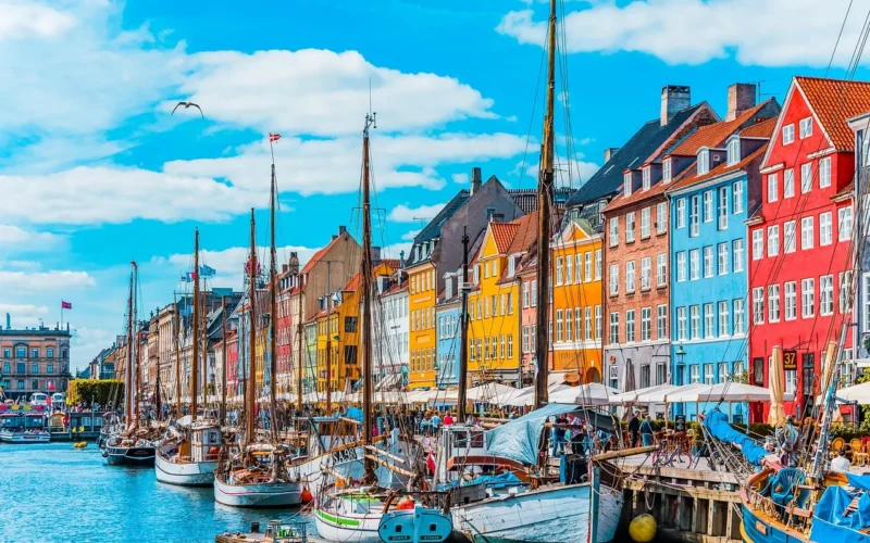 miasto, port, nyhavn, copenhagen, łodzie, kanał, arteria wodna, budynki, kolorowe budynki, turystyka, skandynawia, dania