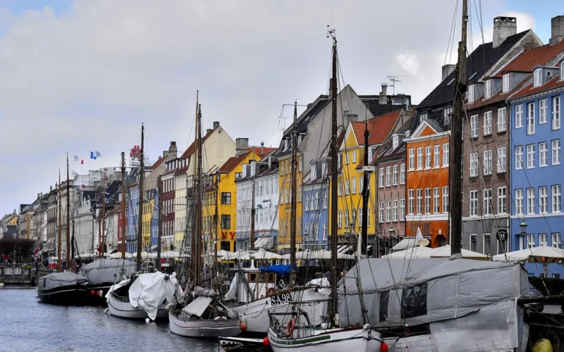 copenhagen, nyhavn, dania, architektura, kanał, skandynawia, podróż, turystyka, natura, dom, woda, element krajobrazu, sławny, sceniczny, stary, budynki, pejzaż miejski, historyczny, zwiedzać zabytki, miasto, łodzie, kolorowy, port, elewacje, rozrywka, nabrzeże