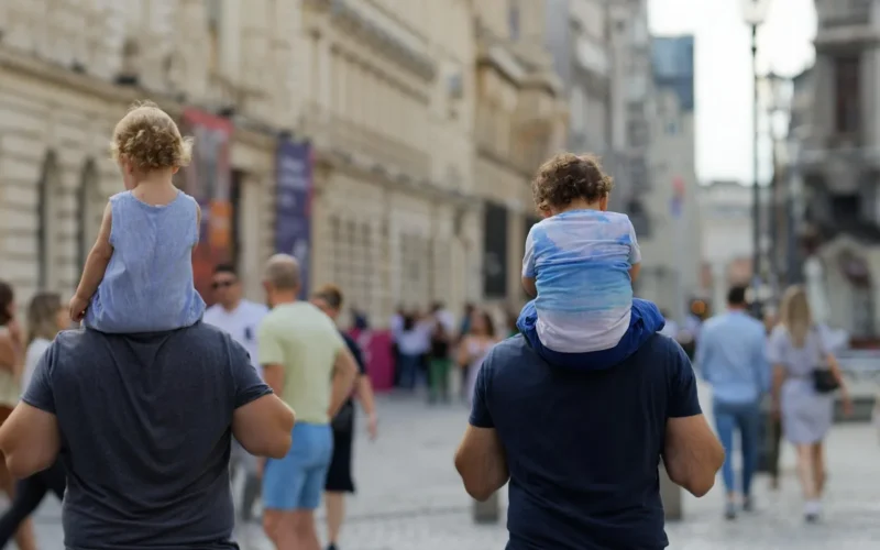 ludzie, pieszy, promenada, dzieci, ulica, miejski, relaks, weekend, mężczyźni, ojcowie, rodzina, migawka, stare miasto, miasto, stolica