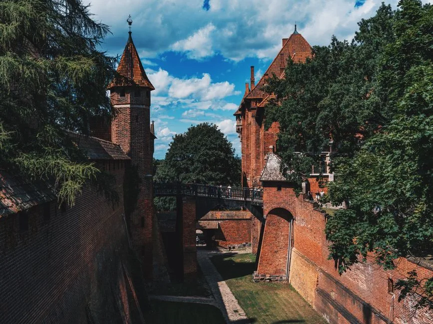 Malbork z dziećmi: Kompletny Przewodnik po Atrakcjach i Zwiedzaniu