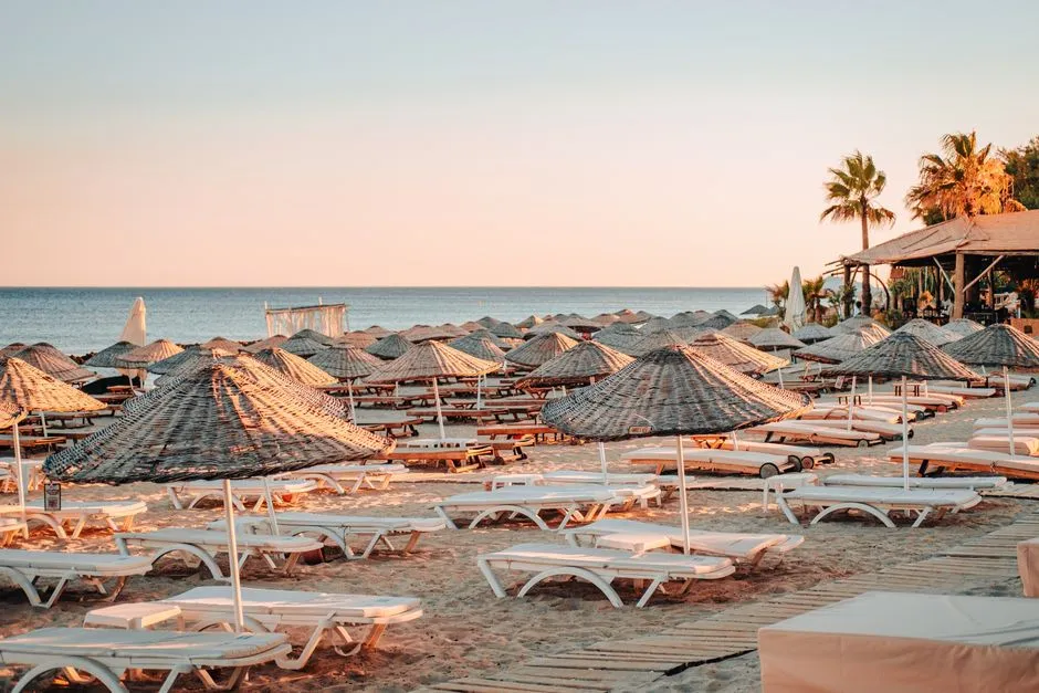 10 Atrakcji Złotych Piasków - od Plaży po Dzikie Zatoczki