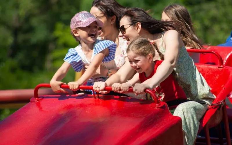 Atrakcje dla dzieci w Polsce na weekend: 7 miast z najlepszymi parkami rozrywki i zoo w 2026