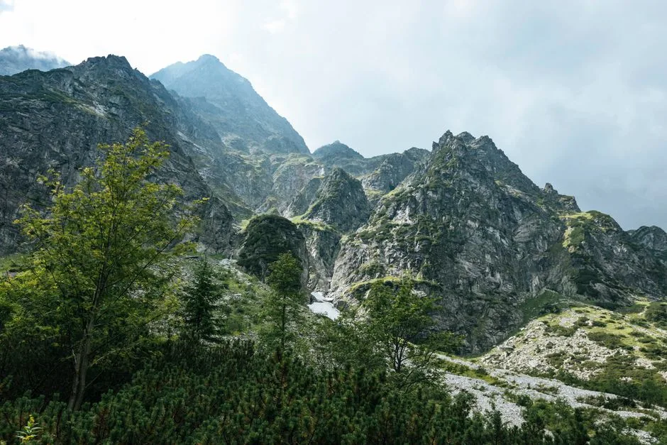 Stunning view of the Tatra Mountains under a cloudy sky, highlighting natural beauty.