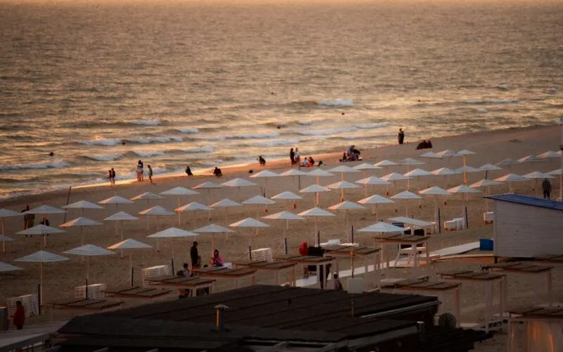 Plaża czy basen w hotelu? Porównanie 7 typów wypoczynku nad morzem w 2026 dla rodzin z dziećmi