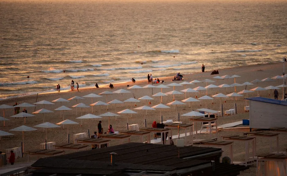 Plaża czy basen w hotelu? Porównanie 7 typów wypoczynku nad morzem w 2027 dla rodzin z dziećmi