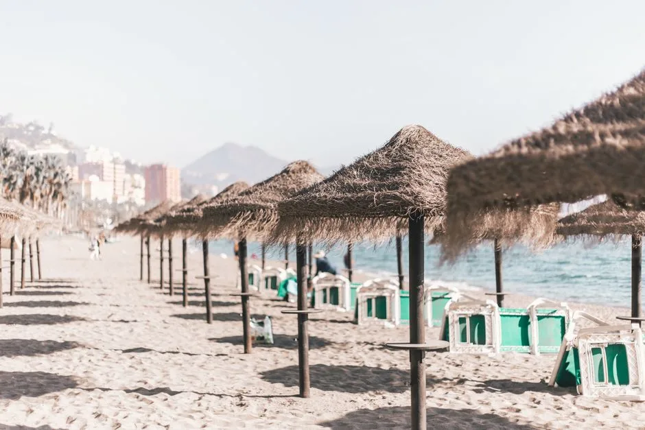 Malaga 2026: Kiedy Jechać? Miesiąc na Plażę i Zwiedzanie