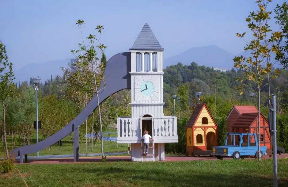 Tirana z Dziećmi: 10 Najlepszych Atrakcji dla Rodzin w 2026