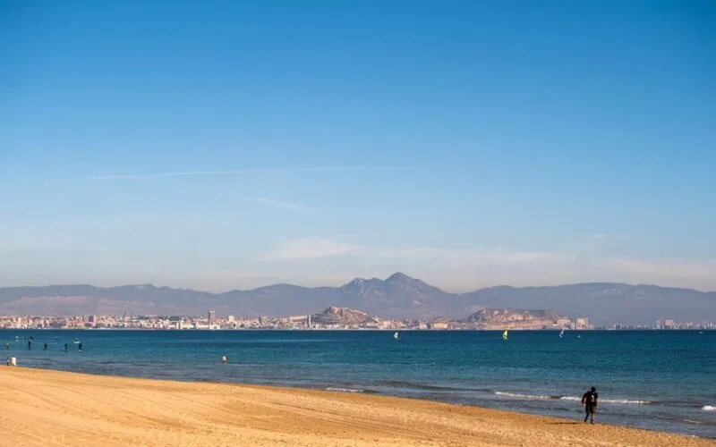 7 Najlepszych Plaży w Alicante - Gdzie Pływać w 2026?