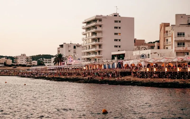 Ibiza na weekend - Kompletny Przewodnik po Imprezach i Plażach