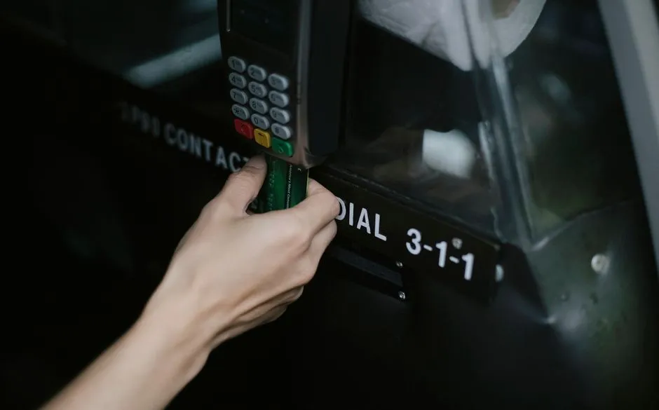 Najlepsze karty płatnicze i fintechy do podróży dookoła świata w 2026 - porównanie 7 rozwiązań bez kantoru