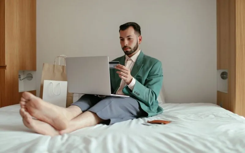7 ukrytych opłat przy rezerwacji hotelu online w 2026