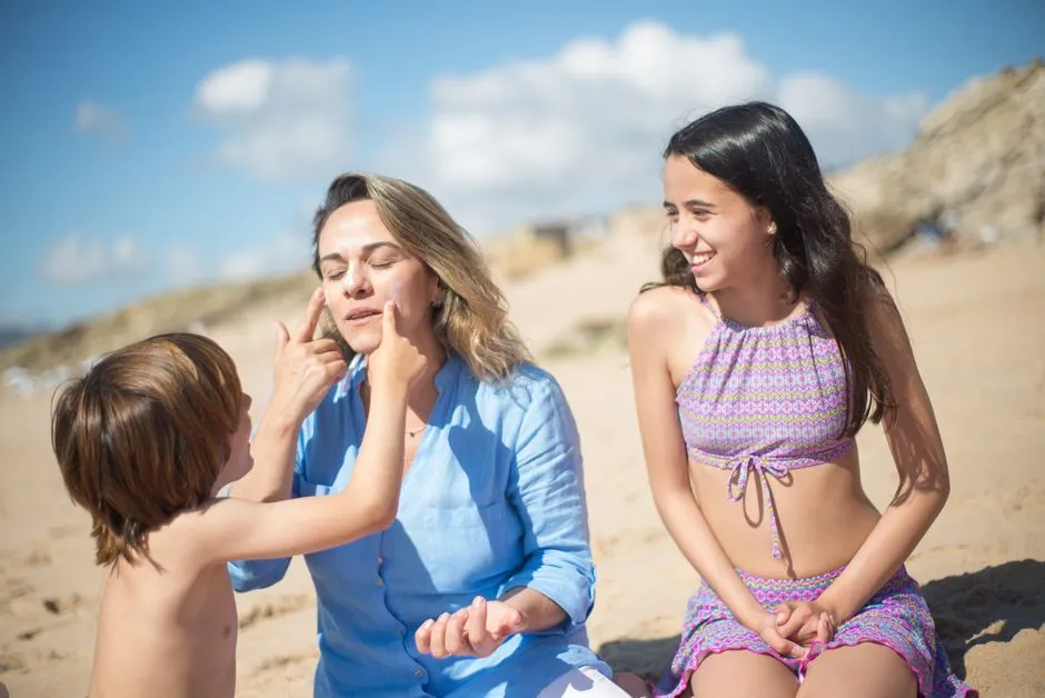 Jak uchronić skórę przed słońcem nad morzem? Kompletny poradnik ochrony przeciwsłonecznej na plaży 2026