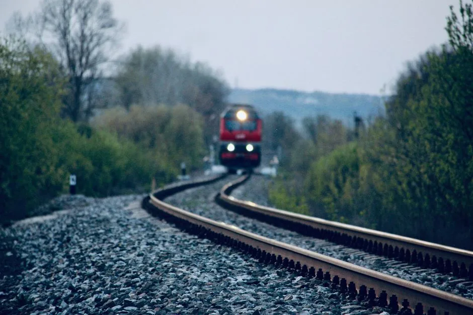 Polska pociągiem: 7 tras kolejowych, które zastąpią samolot i zachwycą krajobrazem