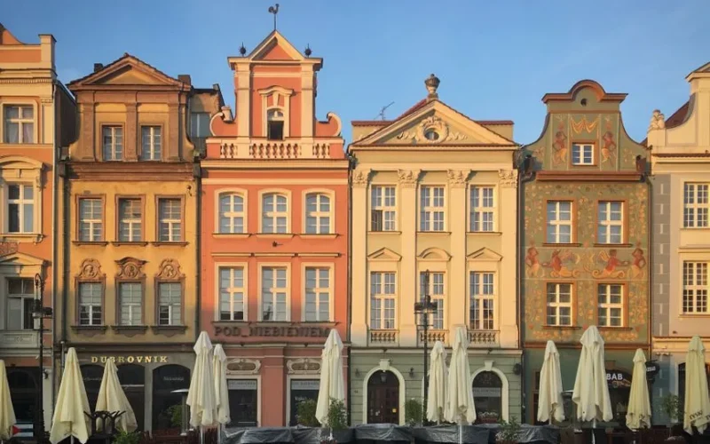 Charming colorful tenements in Poznań's Old Town Square, showcasing historic architecture.