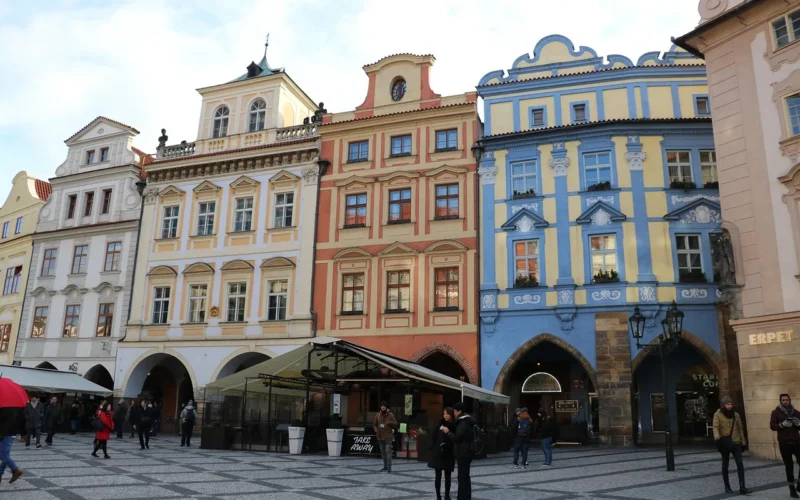 old town square, kolorowe domy, zabarwienie, domy, typowe, krajobraz, zegarek astronomiczny, praga, stary plac