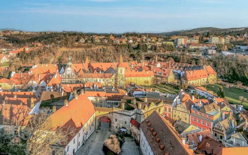 Stunning aerial view of Český Krumlov showcasing vibrant orange rooftops and medieval architecture.