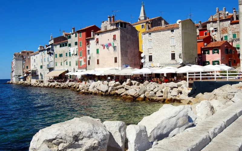 miasteczko, natura, miasto, stare, widok, malowniczy, wybrzeże, morze, woda, adriatyk, zabytki, historia, domy, elewacja, kolory, okna, okiennice, wieża, croatia, rovinj, lato, turystyka, zwiedzanie, wakacje