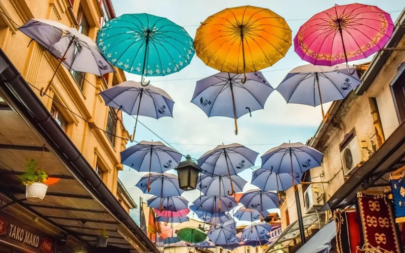 skopje, północna macedonia, stary bazar, parasole, podróż, turystyka