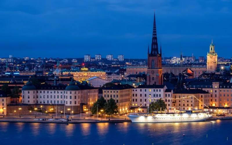 miasto, pejzaż miejski, nabrzeże, oświetlony, statek, architektura, sylwetka na tle nieba, historyczne centrum, kościół, wieża kościelna, woda, morze, natura, noc, wieczorem, zmierzch, światła, dublowanie, stockholm, szwecja, skandynawia