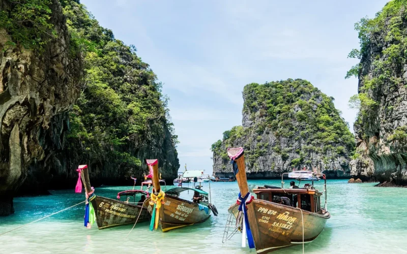 tajlandia, niebieskie niebo, phuket, koh phi phi, wycieczka po wyspie, kolorowe łodzie, plaża, morze, podróż, niebo, wyspa, niebieski, krajobraz, lato, woda, tropikalny, wakacje, natura, raj, na wolnym powietrzu, andaman, miejsce docelowe, egzotyczny, święto, turystyka, linia brzegowa, pejzaż morski, azja, wybrzeże