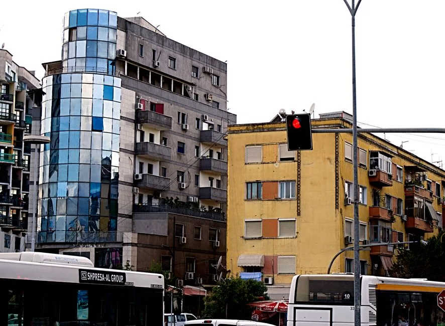 Tirana co zjeść? 10 Lokalnych Specjałów, Które Musisz Spróbować