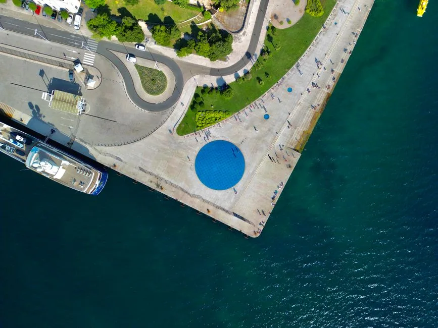 Zadar z Dziećmi: Kompletny Przewodnik po Atrakcjach, Plażach i Hotelach
